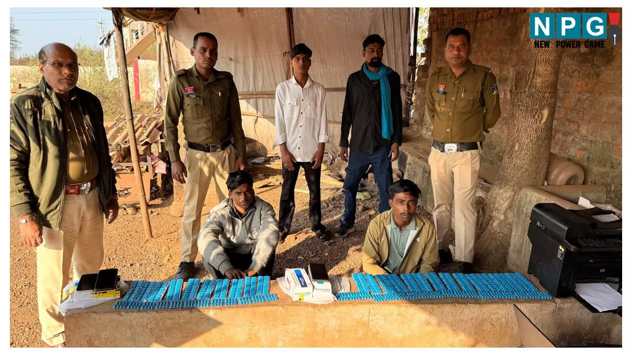 Dhamtari News: अवैध प्रतिबंधित नशीली दवाईया बेचने वाले 6 आरोपी गिरफ्तार, 3,36,000 की दवा जब्त, बेचने के लिए कर रहे थे ग्राहक की तलाश Dhamtari News: अवैध प्रतिबंधित नशीली दवाईया बेचने वाले 6 आरोपी गिरफ्तार, 3,36,000 की दवा जब्त, बेचने के लिए कर रहे थे ग्राहक की तलाश