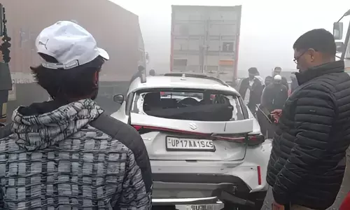 कोहरे का कहर: ग्रेटर नोएडा एक्सप्रेसवे पर एक दर्जन गाड़ियां आपस में टकराईं, लंबा जाम; अमरोहा में सड़क हादसे में एक की मौत