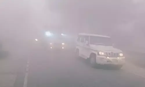 Varanasi Fog News: वाराणसी में सीजन का पहला घना कोहरा, 50 मीटर विजिबिलिटी, फ्लाइट-ट्रेन लेट, सीजन का पहला घना कोहरा