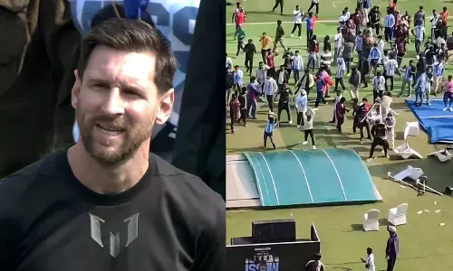 Lionel Messi India Tour: कोलकाता में GOAT टूर का आगाज, साल्ट लेक स्टेडियम में मची अफरा-तफरी, बेकाबू भीड़ ने की तोडफोड़, फेंकीं बोतलें