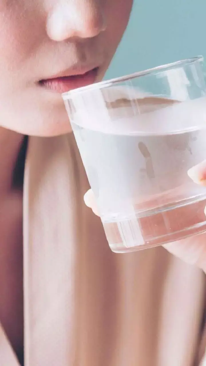 Winter Health Tips: सर्दियों में खुद को हाइड्रेट कैसे रखें, जान लें वरना आप भी बिमारियों के हो जाएंगे शिकार...