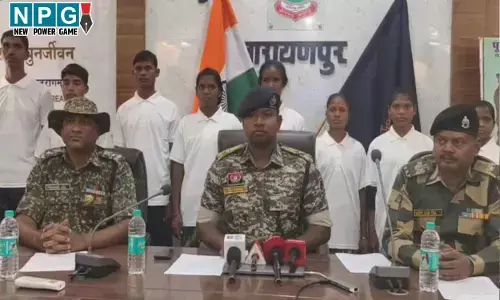 Narayanpur Naxal News: 37 लाख के 11 नक्सलियों ने किया सरेंडर, 5 महिलाएं भी शामिल...