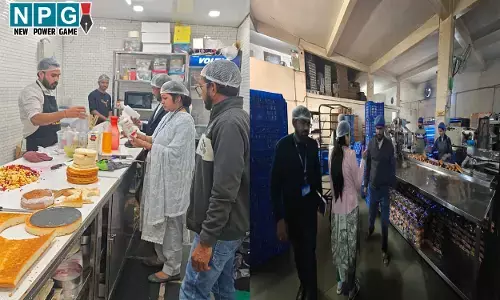 CG Cake & Bakery Factory: क्रिसमस, नये साल से पहले खाद्य विभाग का छापा, केक व बेकरी की दुकानों में मिली खामियां, नोटिस...