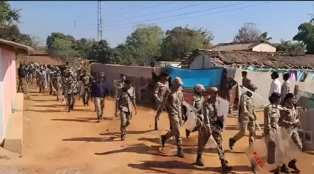 CG Amabeda violence: CG आमाबेड़ा हिंसा, गांवों में फ्लैग मार्च, हथियारबंद जवान तैनात, आईजी कर रहे कैंप CG Amabeda violence: CG आमाबेड़ा हिंसा, गांवों में फ्लैग मार्च, हथियारबंद जवान तैनात, आईजी कर रहे कैंप