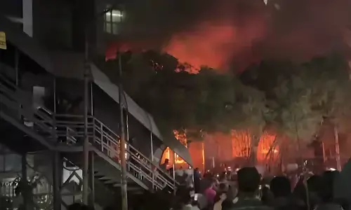 बांग्लादेश हिंसा: कट्टरपंथी छात्र नेता हादी की मौत के बाद ढाका से राजशाही तक आगजनी, पढ़ें कौन था शरीफ उस्मान हादी, क्यों भड़की हिंसा?