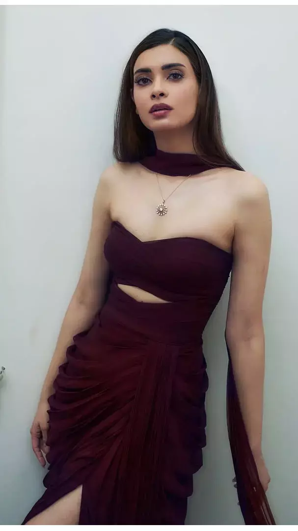 वाइन गाउन में बवाल लगीं Diana Penty, देखिए हॉट फोटोशूट