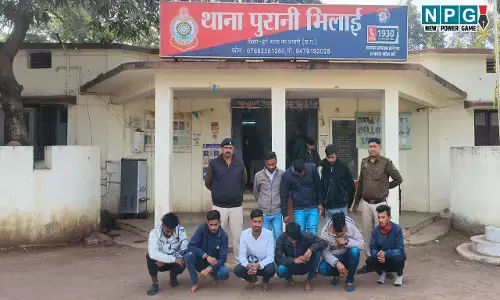 CG News: श्मशान घाट के पीछे चल रहा था लाखों का जुआ, तभी आ पहुंची पुलिस, 12 जुआरी गिरफ्तार...