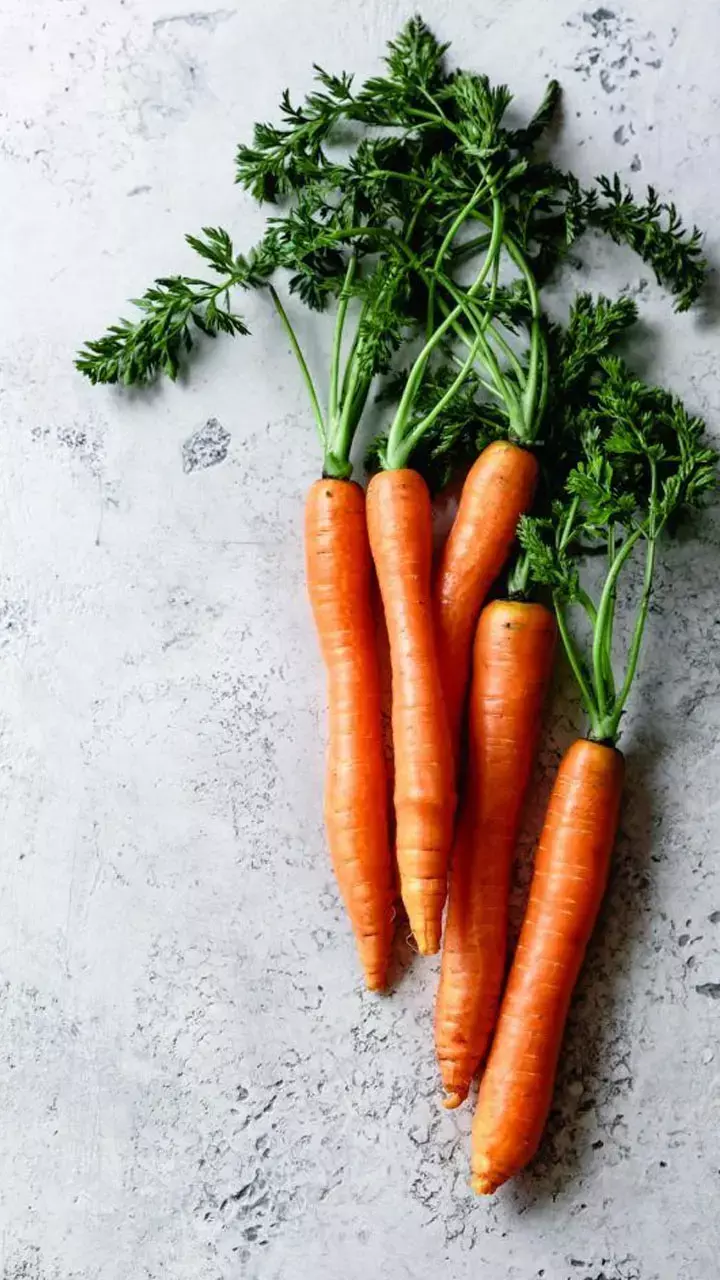 Gajar Khane Ke Nuksan: किन लोगों को गाजर नहीं खानी चाहिए? आप भी जान लें