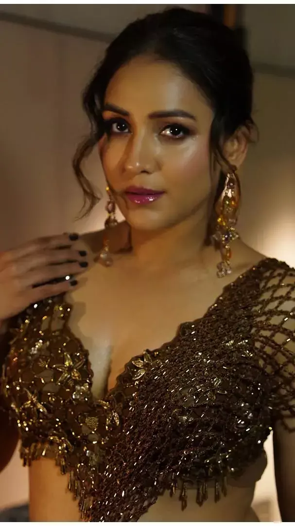 सिंगर Neeti Mohan के कातिलाना फोटो देख थाम लोगों का दिल