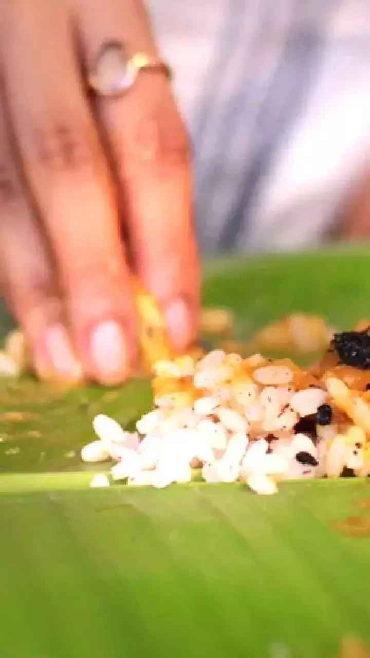 Hath Se Khana Khane Ke Fayde: क्या आप भी चम्मच से खाते हैं खाना तो सावधान! जानिए हाथ से खाना खाने के फायदे