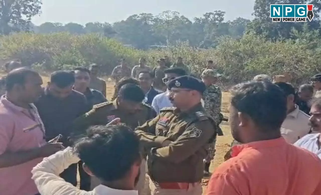 Dhamtari News: आमाबेड़ा की चिंगारी अब धमतरी पहुंची, धर्मांतरित महिला के शव दफनाने को लेकर तनाव, पुलिस मौके पर... Dhamtari News: आमाबेड़ा की चिंगारी अब धमतरी पहुंची, धर्मांतरित महिला के शव दफनाने को लेकर तनाव, पुलिस मौके पर...