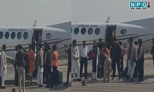 CG News: इंस्पेक्टर का पैर छूते वीडियो वायरल... पहले सैल्यूट, फिर जूता-टोपी उतारकर बाबा के छुए पैर...