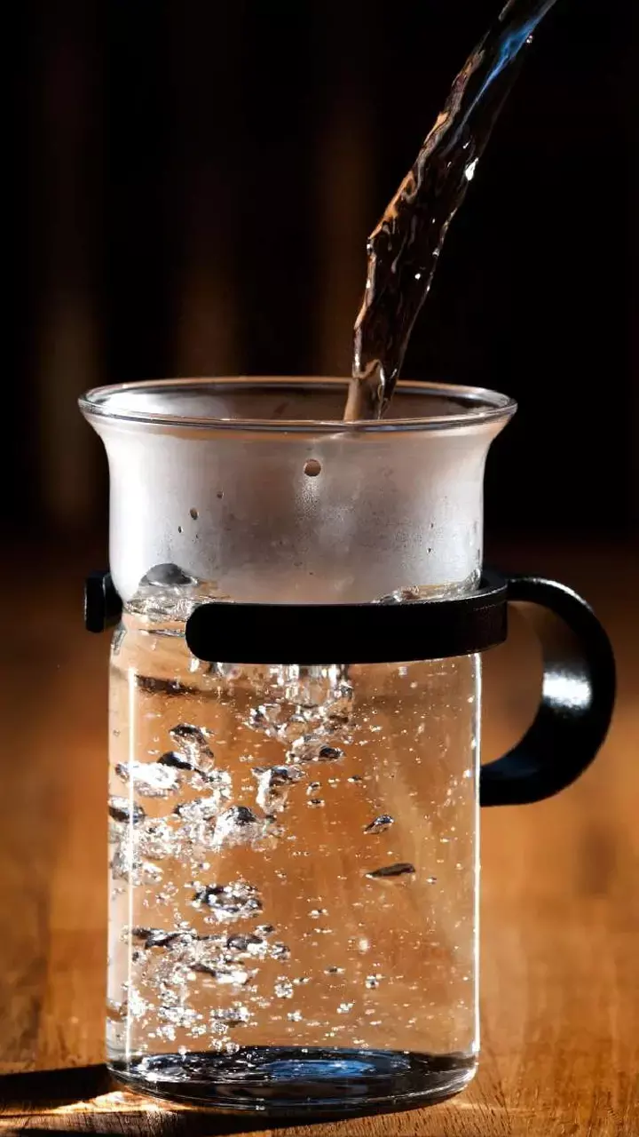 Hot Water Side Effects: ज्यादा गर्म पानी पीते हैं तो हो जाएं सावधान, कहीं आपको भी न हो जाएं भारी नुकसान