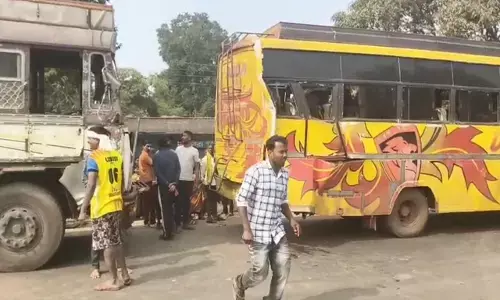 Balod Accident News: तेज रफ़्तार ट्रक ने यात्रियों से भरी बस को मारी टक्कर, 4 गंभीर, दो बाइक भी आई चपेट में