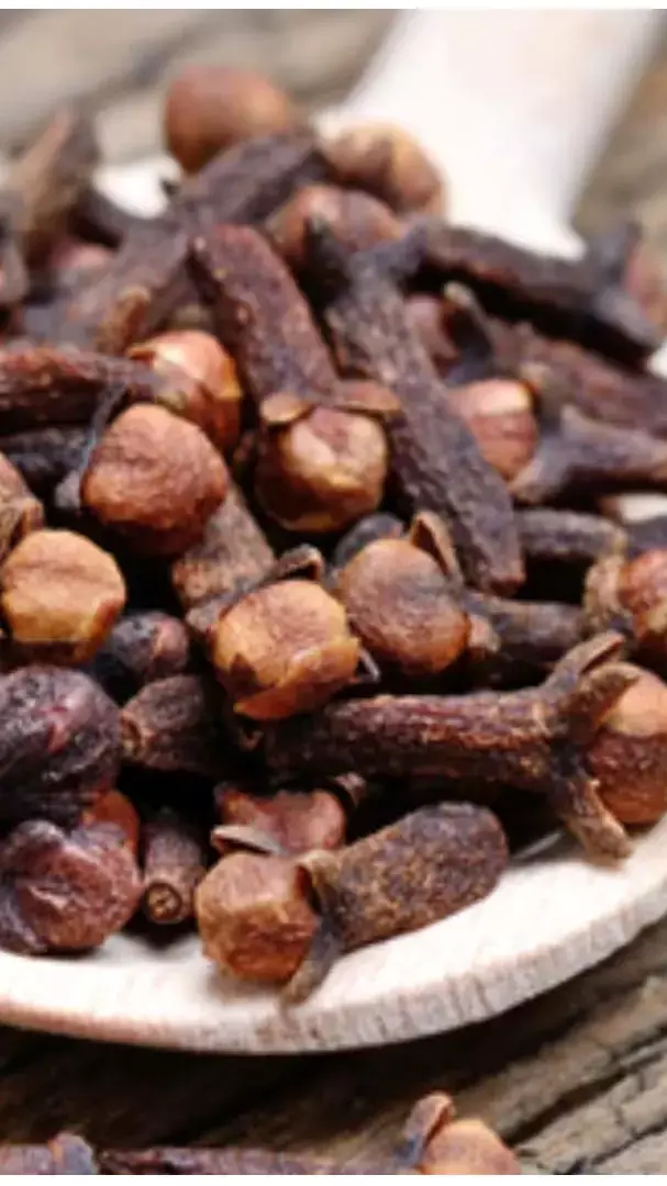 Somwar Ke Upay: हर परेशानियों से एक झटके में मिलेगा मुक्ति, बस सोमवार के दिन करें लौंग से ये काम...