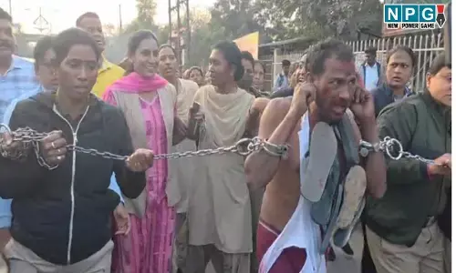 Raigarh Tamnar Violence: महिला पुलिसकर्मी की वर्दी फाड़ने वाले का निकाला गया जुलूस, आरोपी को जूते-चप्पलों की माला पहना कर लगाई गई लिपस्टिक...