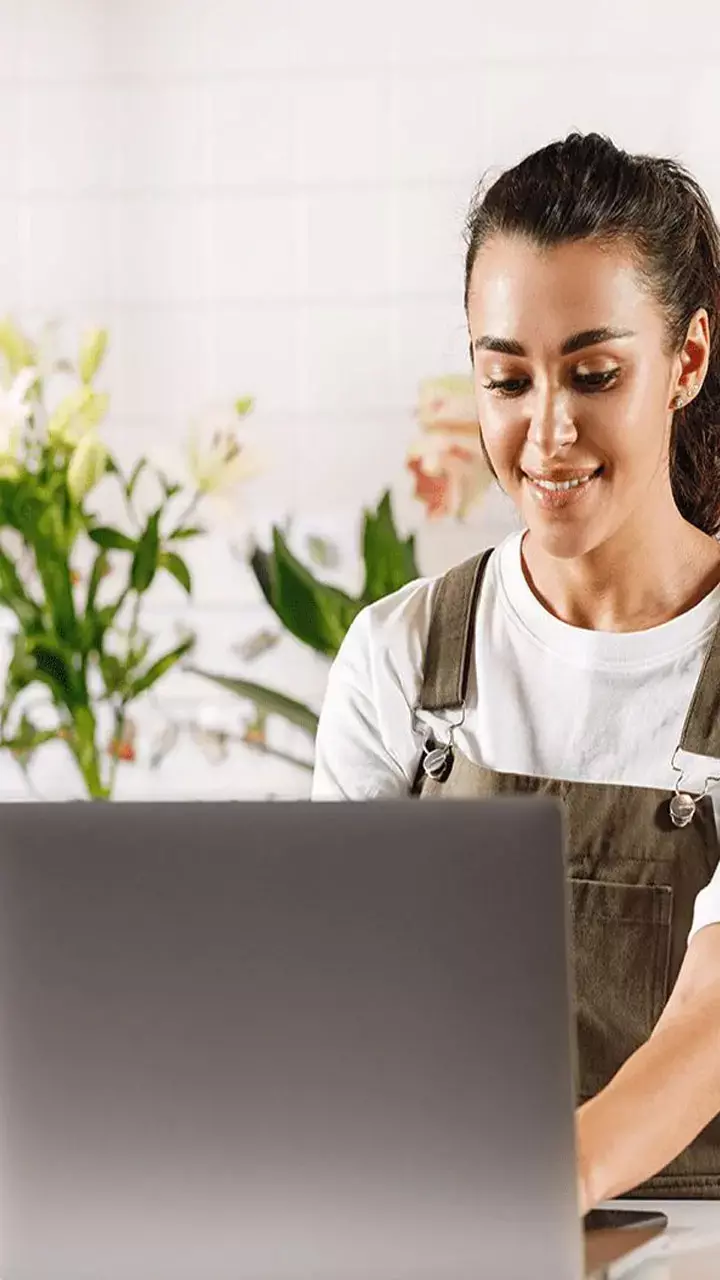 Home Based Business Ideas For Women: घर बैठे महिलाएं शुरू करें ये स्मॉल बिजनेस