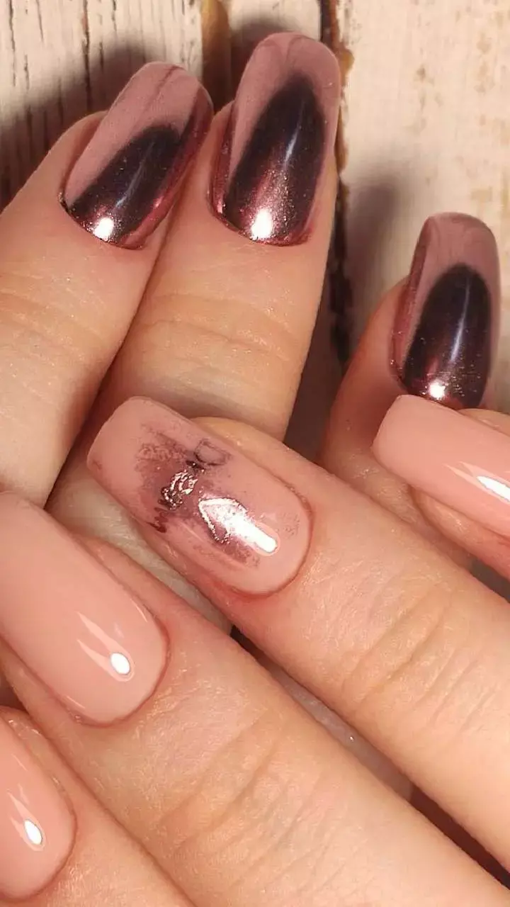 Nail Paint Color For Dark Skin Tone: डार्क स्किन टोन वालों का आएगा क्लासी लुक, इन कलर के नेल पेंट का करें उपयोग...