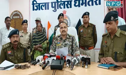 Dhamtari Naxal News: 5 लाख के इनामी महिला नक्सली ने एसपी ऑफिस में किया सरेंडर, इन घटनाओं में थी शामिल...