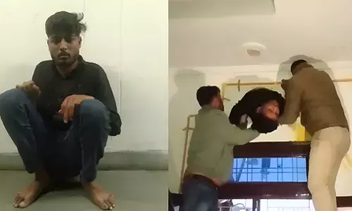 Kota Chori News: चोरी करने गया था, एग्जॉस्ट फैन के छेद में फंसा चोर! पुलिस ने किया गिरफ्तार, देखें हैरान करने वाला वीडियो