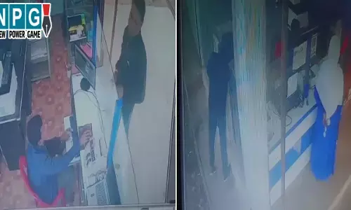 CG Teacher News: शिक्षक बना चोर...दुकान से पार किया मोबाइल, चोरी करते सीसीटीवी में हुआ कैद