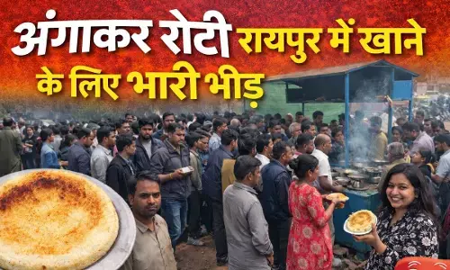Angakar Roti in Gol Chowk Raipur : रायपुर की जुबां से लेकर सोशल मीडिया की ट्रेंड तक... हर तरफ छाया डमरूधर भैया की अंगाकर रोटी