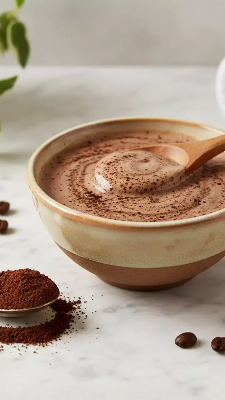 Shampoo Me Coffee Milane ke Fayde: शैंपू में कॉफी मिलाकर बाल धोने से क्या होता है?