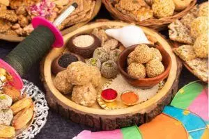 Makar Sankranti 2026 : तिल ही नहीं मकर संक्रांति पर ये व्यंजन भी है फेमस ! आइये जानें किस राज्य में क्या खाई जाती है Makar Sankranti 2026 : तिल ही नहीं मकर संक्रांति पर ये व्यंजन भी है फेमस ! आइये जानें किस राज्य में क्या खाई जाती है