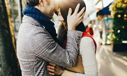 Kaisi Mahiyanen chahate hain purush : आपके रूप के दीवाने हैं पुरुष... अगर ऐसा सोचती हैं तो बिलकुल गलत है आप