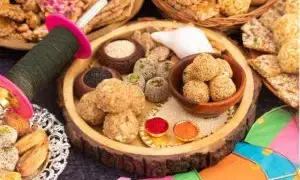 Makar Sankranti 2026 : तिल ही नहीं मकर संक्रांति पर ये व्यंजन भी है फेमस ! आइये जानें किस राज्य में क्या खाई जाती है