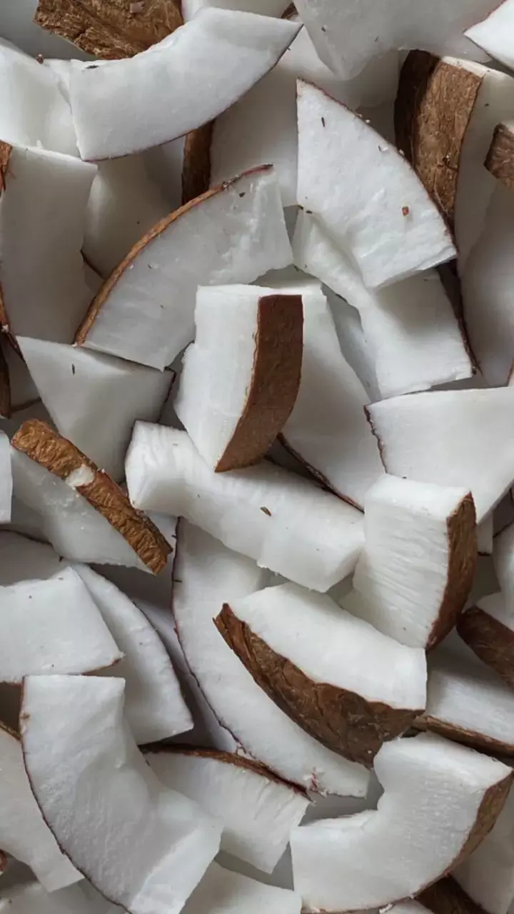 Dry Coconut Benefits For Men: सूखा नारियल खाने से पुरुषों को क्या फायदा होता है?