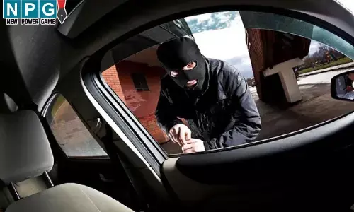 Raipur News: रायपुर में दिनदहाड़े चोरी, कार का कांच तोड़कर 10 लाख नगदी और एप्पल लैपटाॅप चोरी