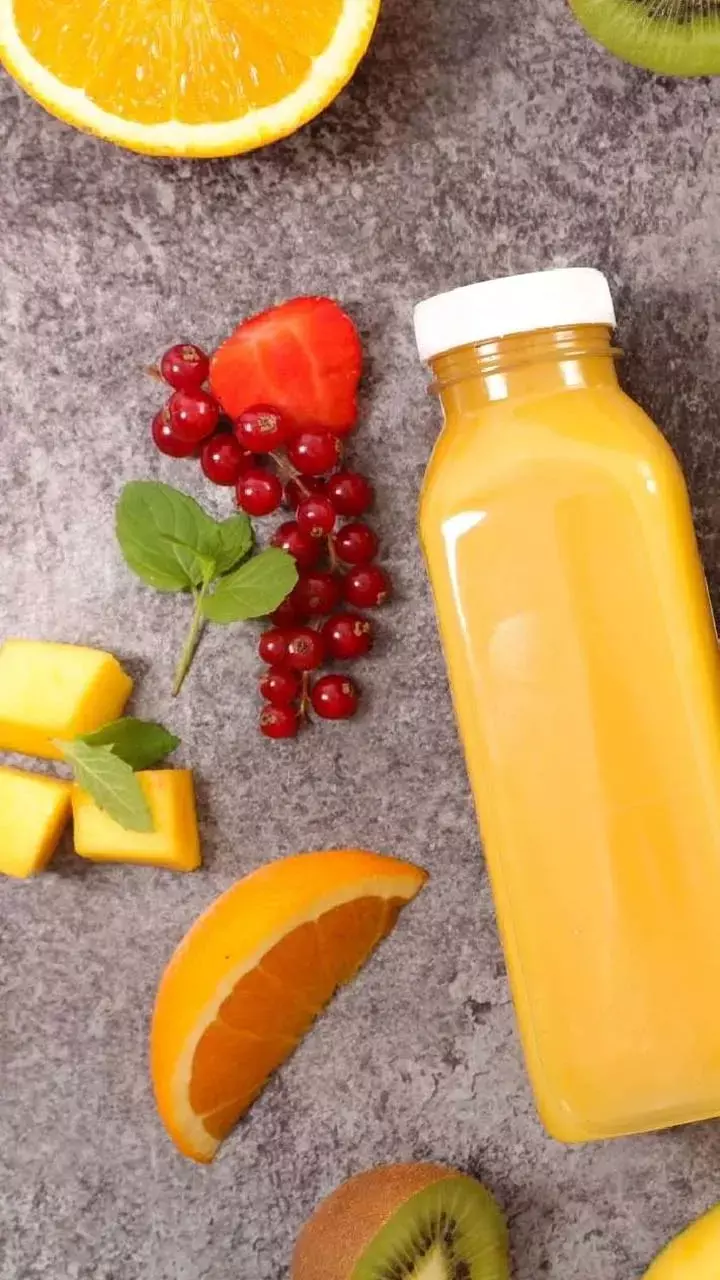 Juice Vs Whole Fruits: क्या आप भी सेहतमंद रहने के लिए रोज पी रहे जूस, तो हो जाएं सावधान