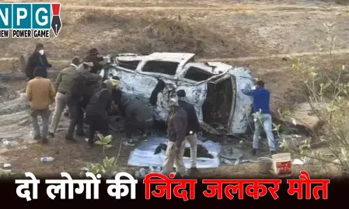 CG News: CG में दो लोगों की जिंदा जलकर मौत...पुल से नीचे गिरी कार में लगी आग, दो बेटियों के सर से उठा पिता का साया