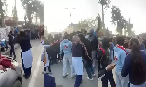 Karnal ITI Viral Video: कॉलेज गेट के सामने भिड़ीं छात्राएं, चोटी पकड़कर घुमाया, बेल्ट से पिटाई, देखिये वायरल वीडियो