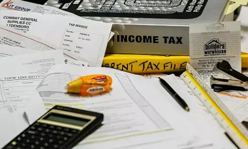 Hardoi News: हैरान करने वाला मामला,आयकर विभाग ने मजदूर को भेजा करोड़ों का नोटिस, सदमे में परिवार, 20 जनवरी को सुनवाई, जानिए पूरा मामला