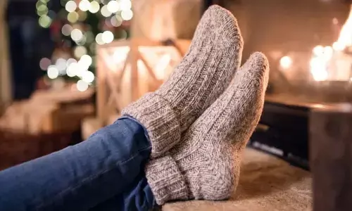 Best Socks in Winter : जुराबे पहनने के बाद भी पैर हो जाते हैं बर्फ से ठन्डे ! तो फेंक दीजिये इन्हें... मेरिनो वूल, थर्मल सॉक्स, दादी-नानी के मोज़े हैं ना