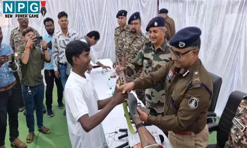 CG Naxal surrender: आईजी के सामने 9 नक्सलियों का आत्मसमर्पण, दो पर था लाखों का इनाम, देखें फोटो...