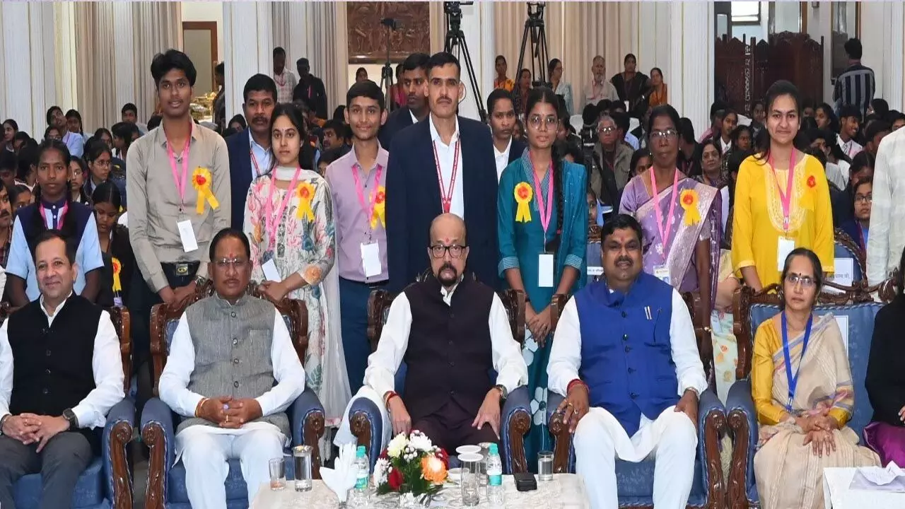 राज्यपाल रमेन डेका व मुख्यमंत्री विष्णुदेव साय ने 10वीं-12वीं परीक्षा के मेधावी विद्यार्थियों को किया सम्मानित राज्यपाल रमेन डेका व मुख्यमंत्री विष्णुदेव साय ने 10वीं-12वीं परीक्षा के मेधावी विद्यार्थियों को किया सम्मानित