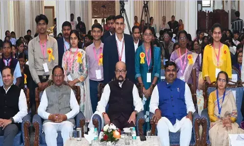 राज्यपाल रमेन डेका व मुख्यमंत्री विष्णुदेव साय ने 10वीं-12वीं परीक्षा के मेधावी विद्यार्थियों को किया सम्मानित