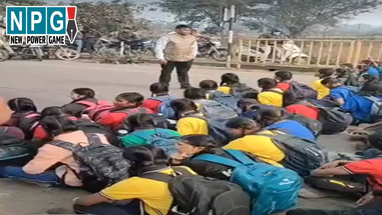 Raigarh School News: स्कूली छात्रों का चक्काजाम, प्राचार्य के इस आदेश का जताया विरोध, लगाए गंभीर आरोप Raigarh School News: स्कूली छात्रों का चक्काजाम, प्राचार्य के इस आदेश का जताया विरोध, लगाए गंभीर आरोप