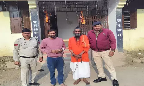 Raipur News: महाराष्ट्र के गांजा तस्करों ने पुलिस पर चढ़ाई गाड़ी, बैरिकेड तोड़ा, दो गिरफ्तार, 17.50 लाख का गांजा जब्त...