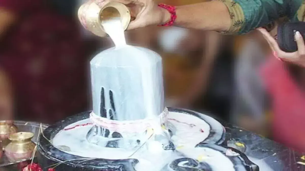 Shukra Pradosh Vrat 2026 Upay : आज शिव जी पर अगर चढ़ा देंगे ये चीज तो हो जायेंगे मालामाल, गरीबी भाग जाएगी कोसो दूर