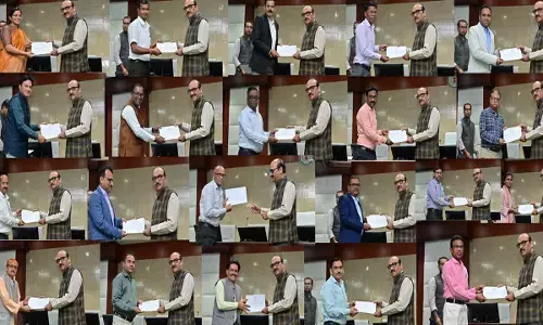 CG Employee News: छुट्टी की अर्जी भी अब ई-ऑफिस से, उत्कृष्ट कार्य वाले अधिकारी-कर्मचारियों को CS ने किया सम्मानित