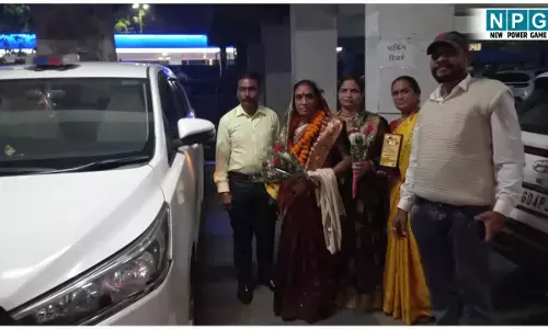 Safai Karamchari News: रिटायर होने पर ऐसी विदाई: सफाई कर्मियों को अपनी गाड़ी से घर तक छुड़वाया निगम कमिश्नर ने...