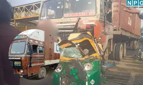 Agra Road Accident : बेकाबू कंटेनर की टक्कर से ऑटो के उड़े परखच्चे, 5 यात्रियों की मौत