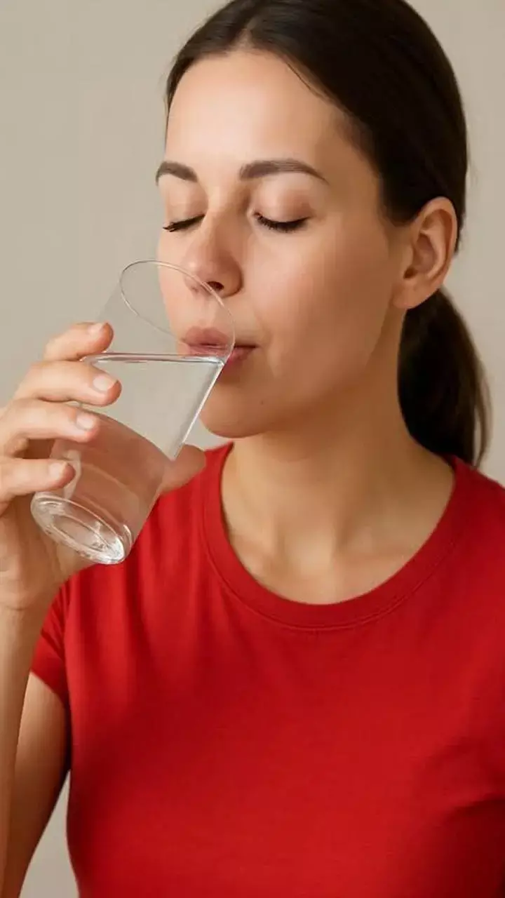 Subah Pani Pine Ka Tarika: सुबह पानी पीने में आप भी कर रहे हैं ये गलती? जानिए सही तरीका