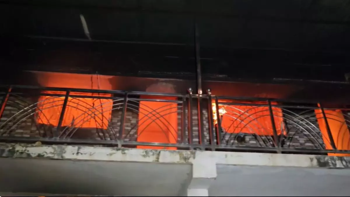 ब्रेकिंग: छत्तीसगढ़ के गरियाबंद जिला में सांप्रदायिक हिंसा, दो समुदायों में झड़प, घर-गाड़ियां जलीं, लाठीचार्ज, 6 जवान घायल, भारी पुलिस बल ...