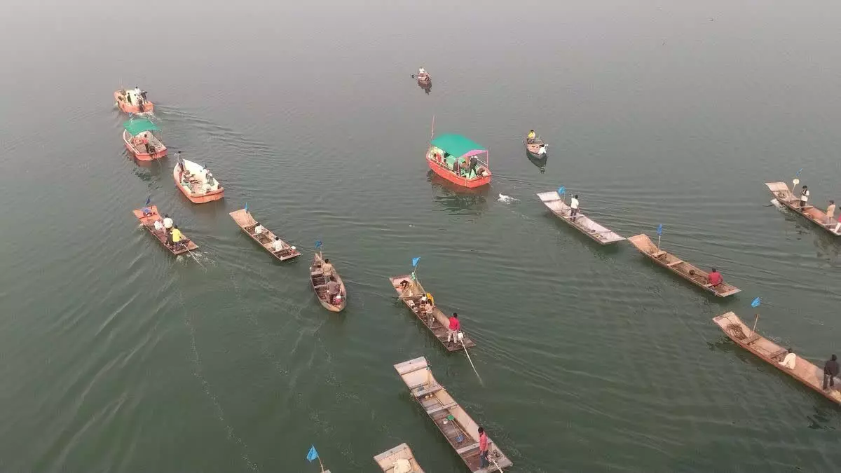 MP News : अपने अधिकारों के लिए नर्मदा नदी में उतरे मछुआरे ! नर्मदा नदी में 30 से अधिक नावों के साथ निकाली भव्य नाव रैली