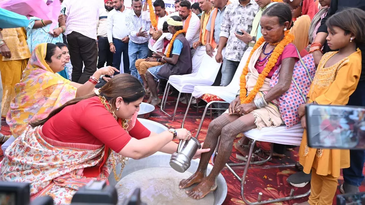 MLA Bhavna Bohra: 64 आदिवासी परिवार के लोगों ने की घर वापसी, भावना बोहरा ने पैर पखारकर किया अभिनंदन